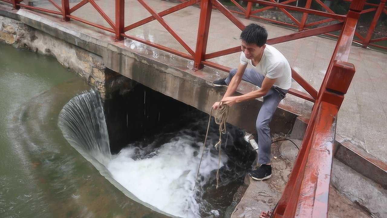 水闸口放大水,小伙竟在内部强磁打捞,究竟捞到什么把他乐开了花