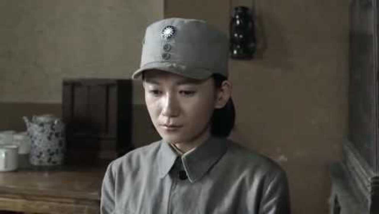 太行山上女同志看到牺牲名单眼泪流出来又赶紧擦掉心疼
