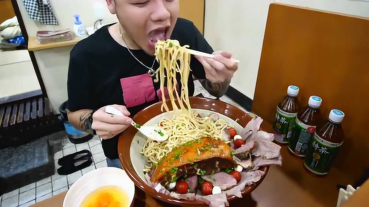 日本大胃王新井熊下馆子吃面肉片盖面大口大口吃真爽