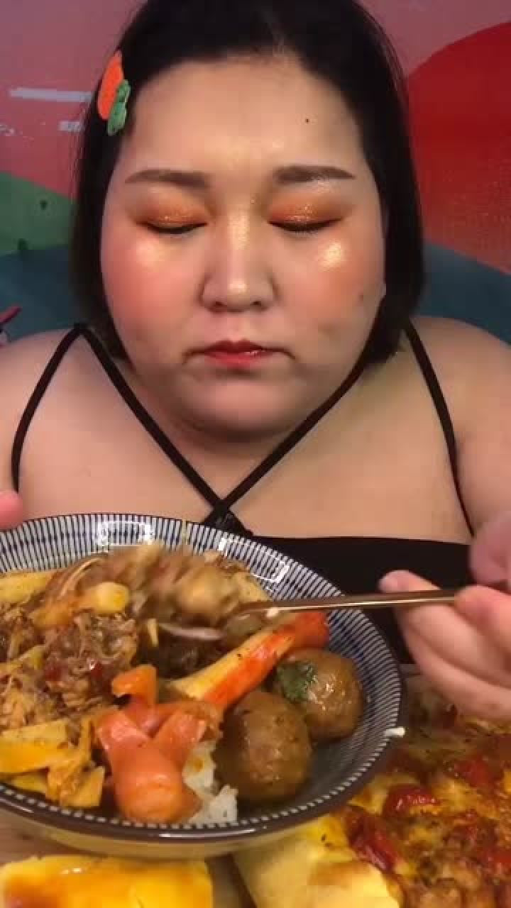 自从跟男朋友分手后她暴饮暴食从100斤胖到了200斤