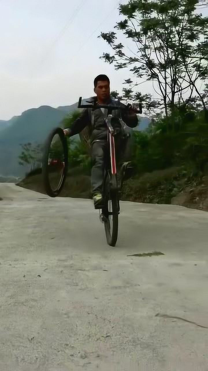 骑自行车的小伙子到处旅游(骑自行车的小伙子到处旅游的说说)