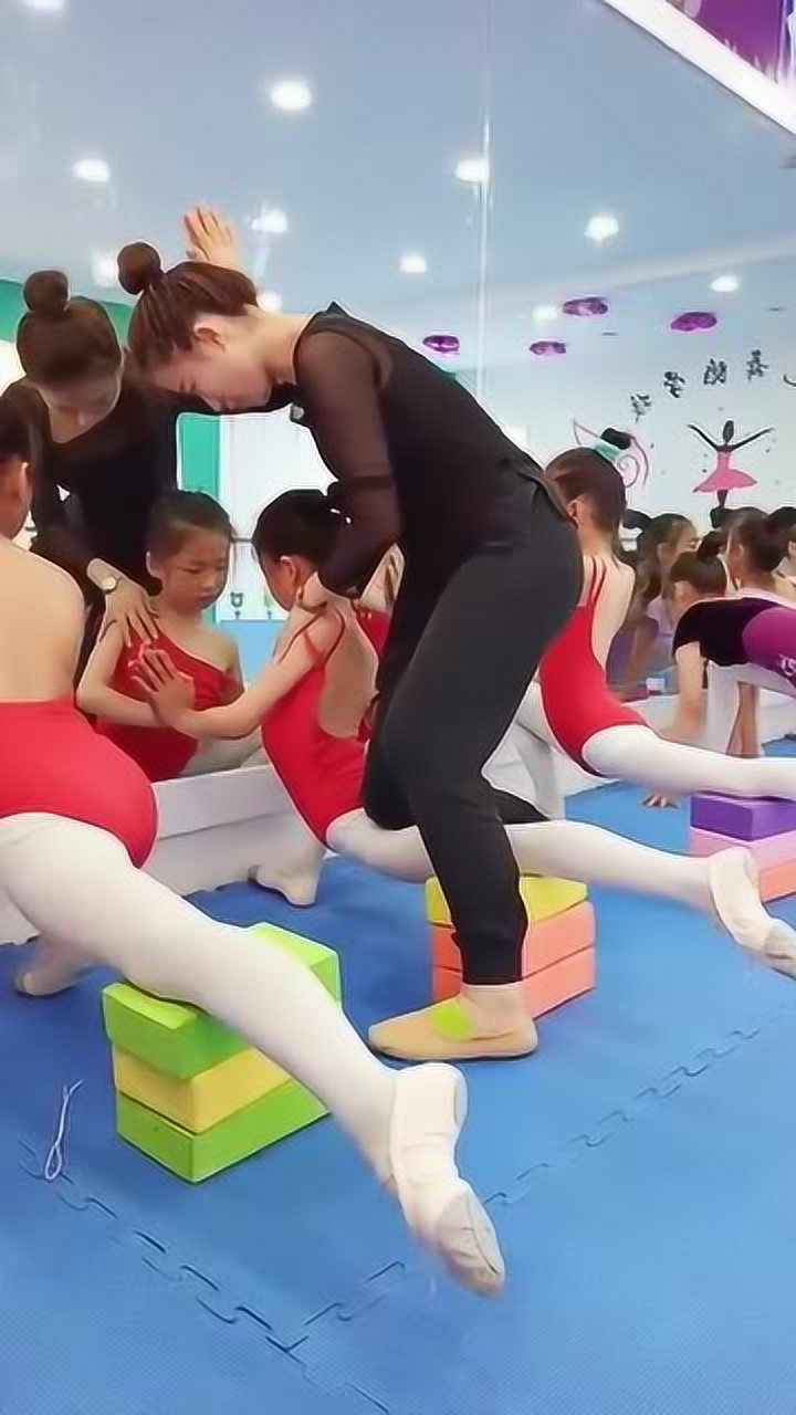 压腿小女孩舞蹈老师图片