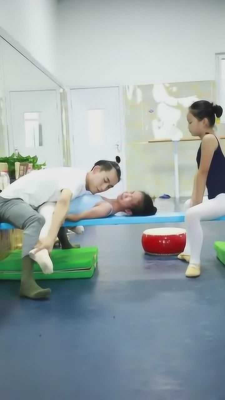 舞蹈房里的一幕女儿被老师这样折磨练基本功让我很心疼