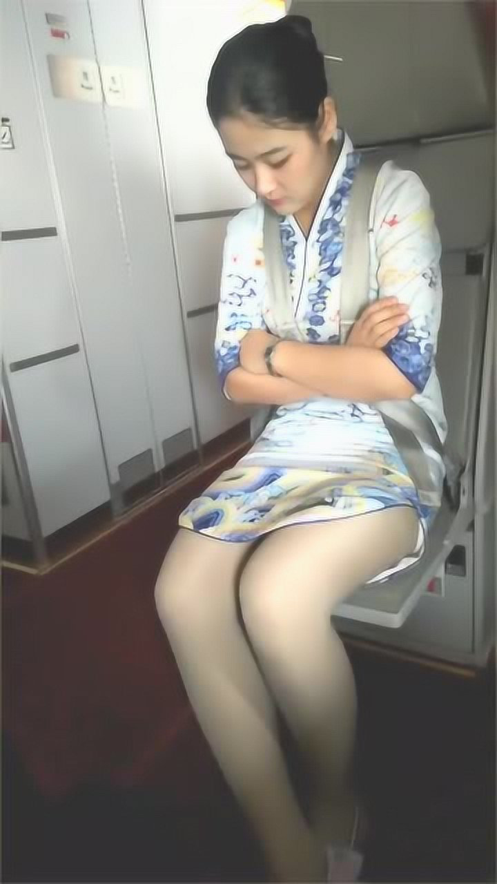 飞机上空姐是这样睡觉的你们见过吗网友这空姐拖关系来的