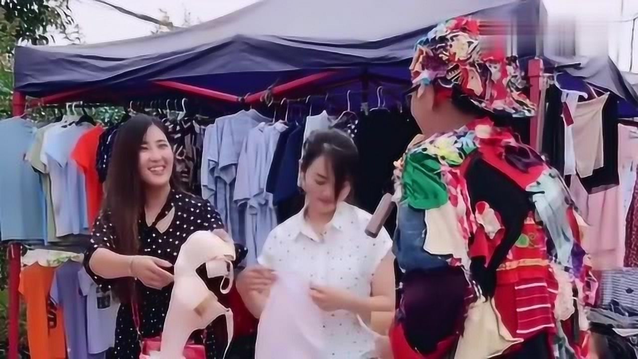叫花子街头要饭说唱莲花落说的太逗了美女老板害羞了