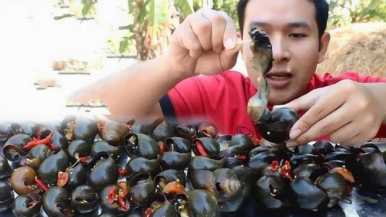 东南亚人民对福寿螺很是着迷,小哥做了一大锅,都觉得不够吃