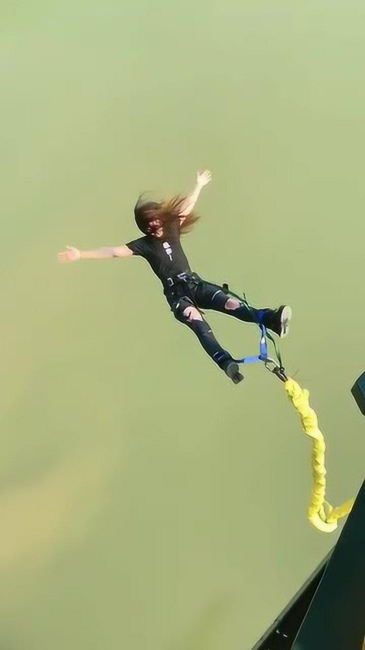 美女失恋了用蹦极麻痹自己熬过这一次就是重生