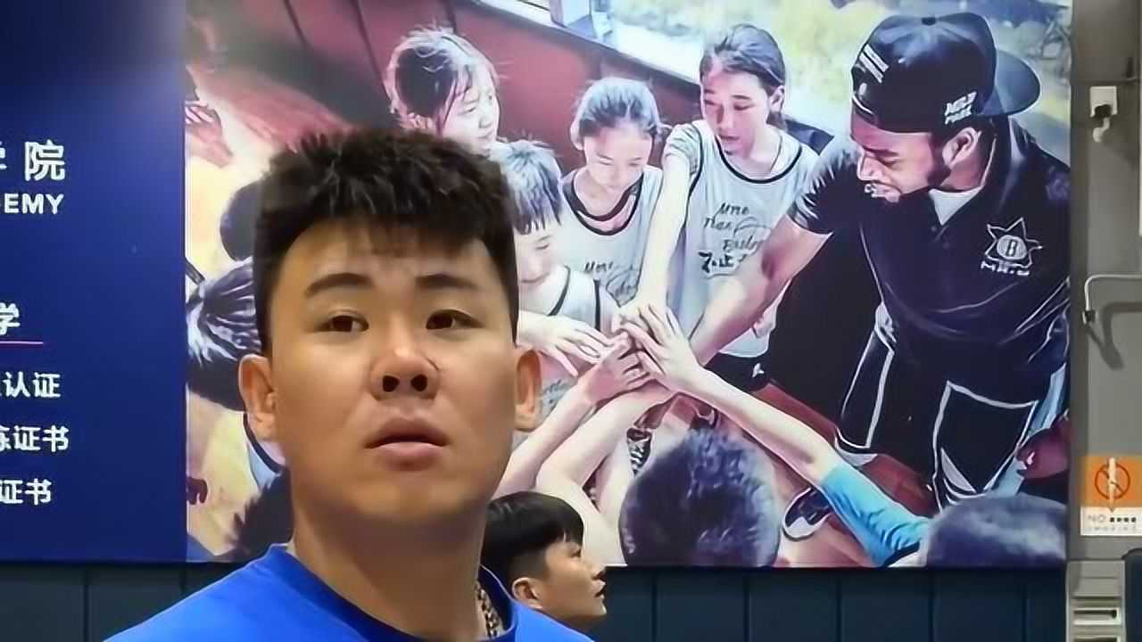 头盔哥看到一位女生以为女孩是投怀送抱没想到这是徒弟的女朋友