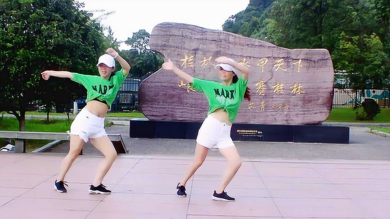 最新鬼步舞《我的姑娘》,旋律动感好听,妹子舞步炫酷欢快