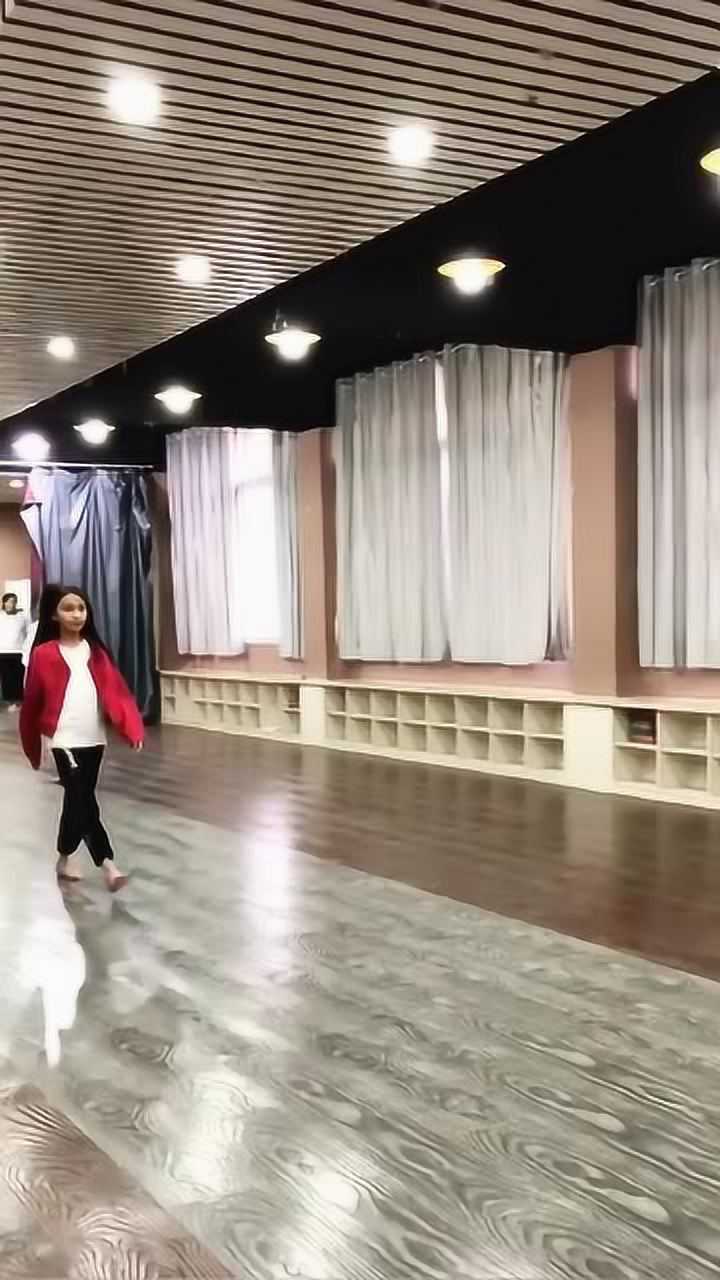 童模宋小睿光着脚,练习走秀,真担心她会生病