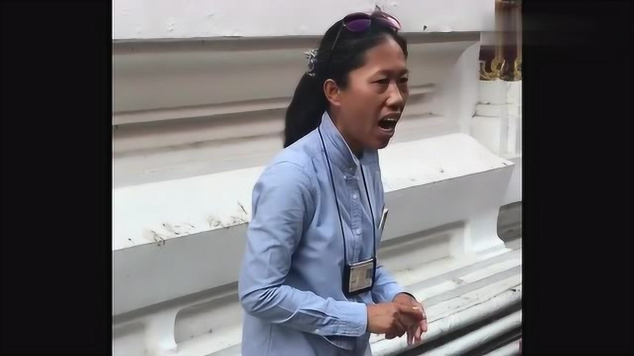 泰国网红导游水晶晶上面美女小伞在飞下面的帅哥喜洋洋