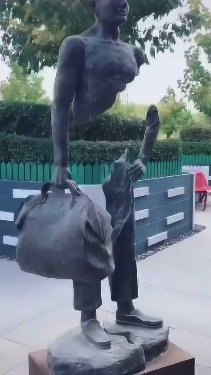 透支着身体来换取金钱若放下一切都会支离破碎看似雕像实则人生