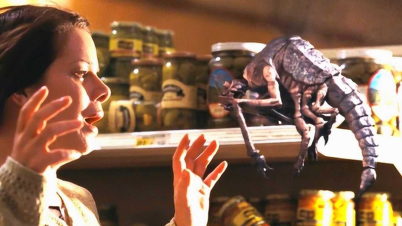 高分惊悚电影《迷雾》,迷雾里都是怪物,巨大的蚊子一口咬死妹子