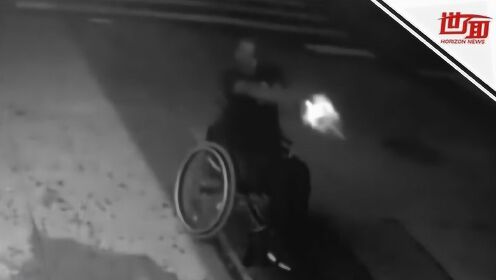 地狱之轮？纽约街头深夜爆发枪击 轮椅男淡定开枪后“走人”