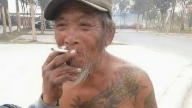 流浪汉身扛“过肩龙”,曾被路人拍照,网友:30年前或是大人物!