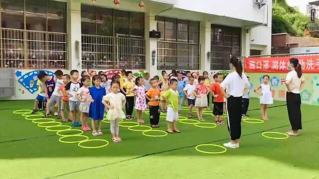 幼儿园老师教小朋友跳圈圈,样子萌萌真可爱,我也想学