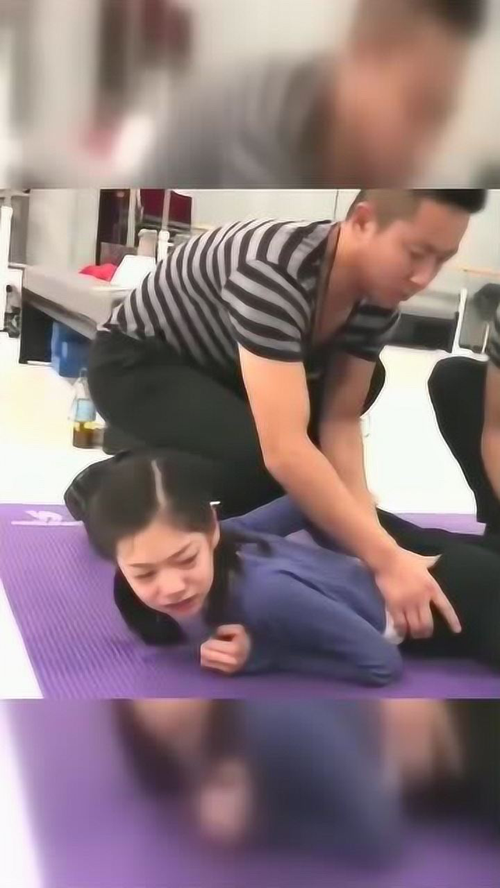 这就是舞蹈生压腿训练吗看着好揪心小女孩实在忍不住哭出了声