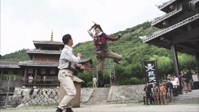 兄弟们上:土匪设三关阻挡小哥上山,怎料小哥功夫高强打爆女土匪