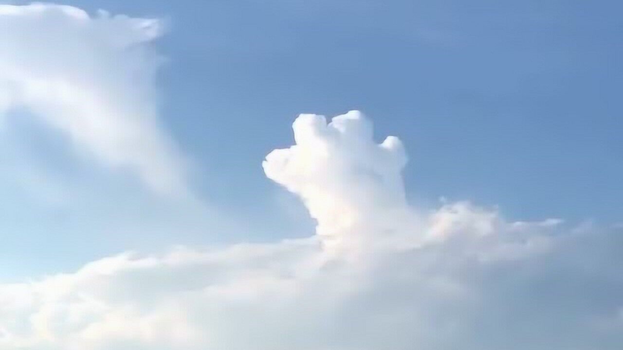 无意间拍到天空中的云,形状竟像一只猫爪子,简直太有趣了