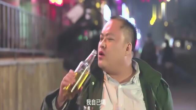 二货兄弟小弟给大哥灌尿当酒喝,大哥这常温的劲有点大啊