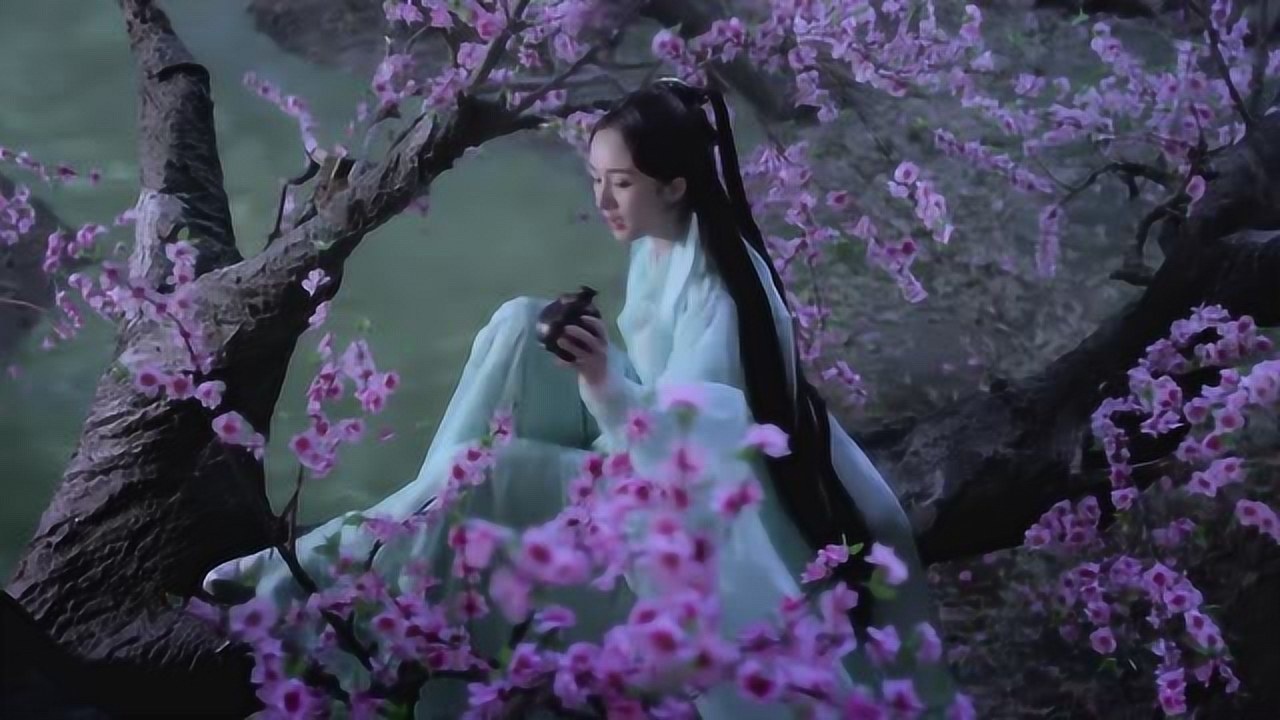 三生三世:白浅神仙生活太逍遥,翘着二郎腿躺桃树上喝折颜酿的酒,我慕了_高清1080P在线观看平台_腾讯视频