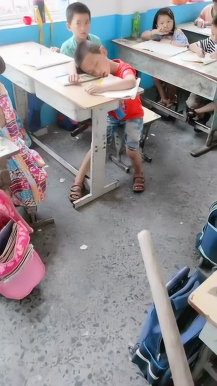 小学生上课睡觉,口水流一地,老师实在看不下去了!