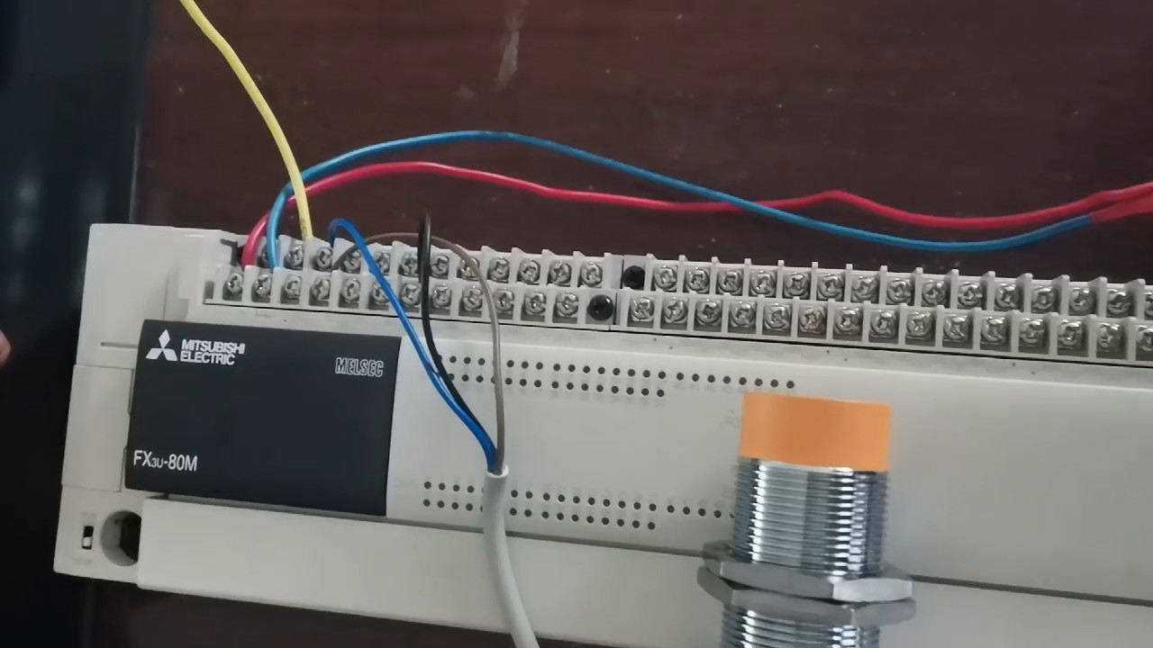 接近开关:三菱plc与npn和pnp型开关接线