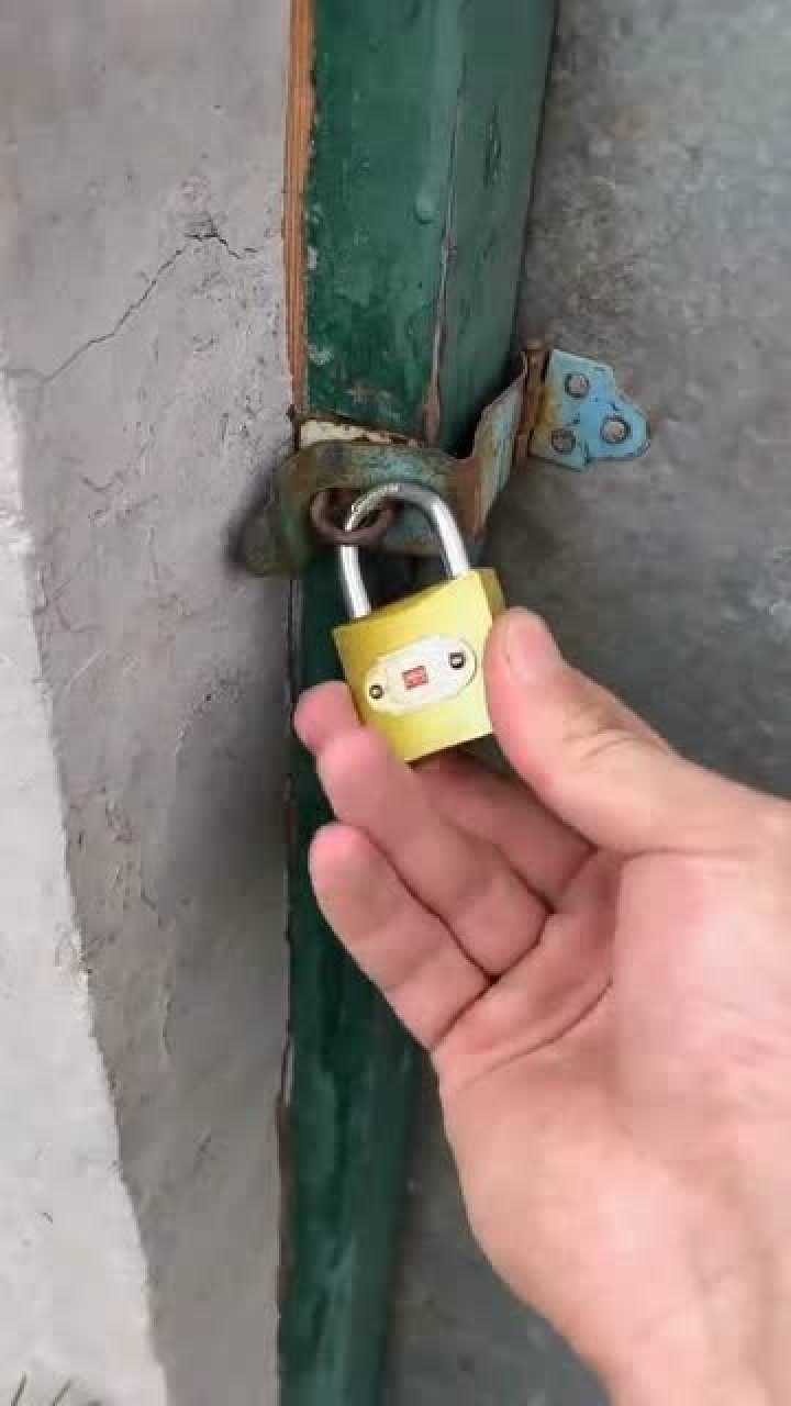 没带钥匙的后果多亏小伙急中生智居然还能用这种方法开门