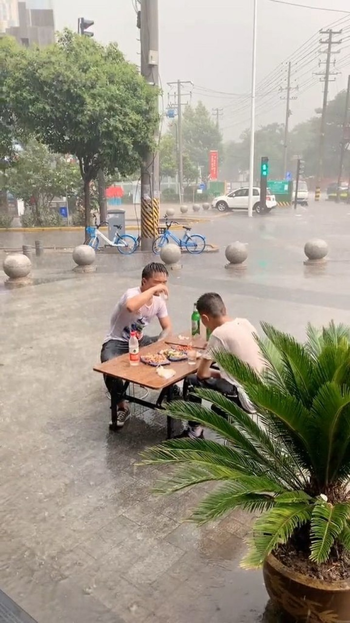 雨中喝酒喝的什么意思?