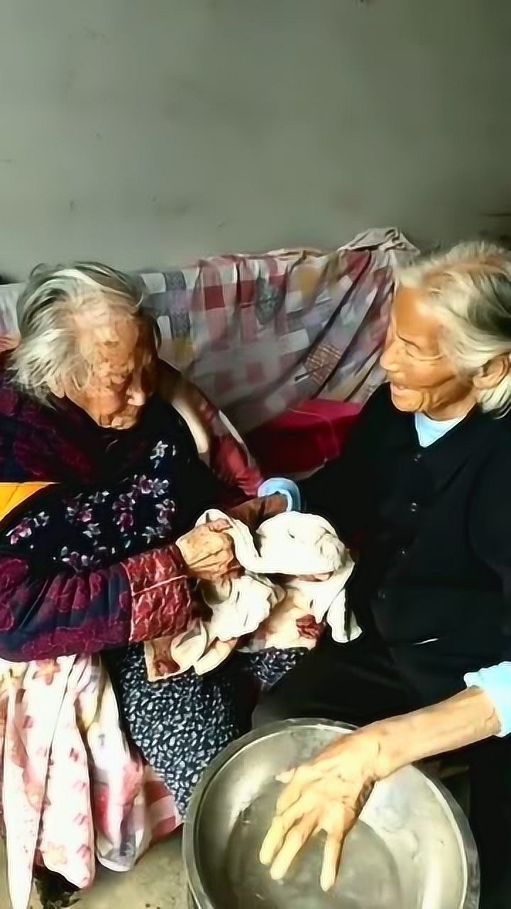 妈妈在伺候自己的妈妈,真羡慕她们,可以陪伴彼此这么久!