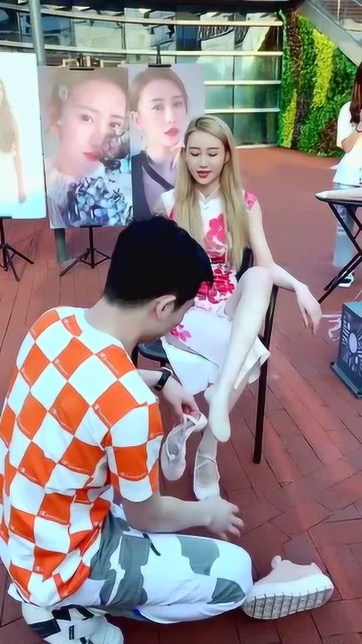 女友当街欺负小哥让小哥跪下穿鞋