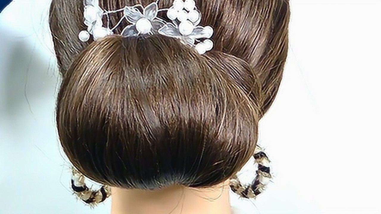 发量少你还傻傻扎"道姑头"这样的丸子头盘发显多还贵气,特好扎