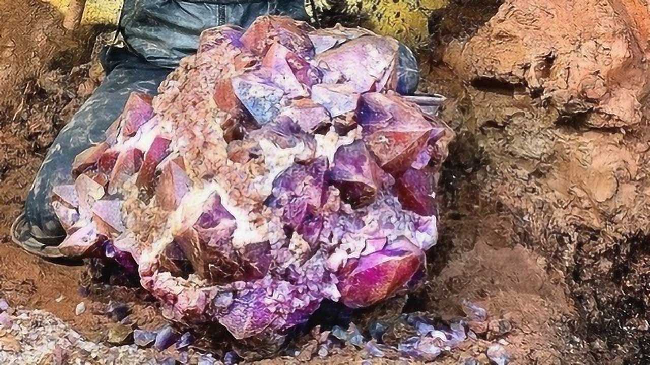 小哥野外寻宝竟意外发现紫水晶矿挖到停不下来