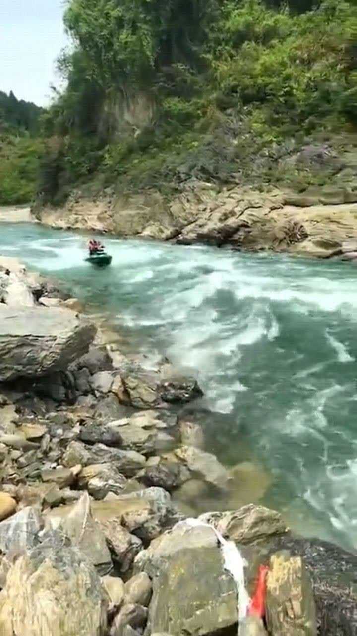 大哥玩冲锋艇直接逆流而上不怕撞到石头吗