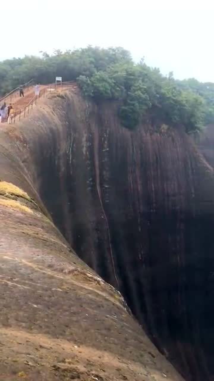 万丈深渊底部是一片人间仙境向往的那种生活