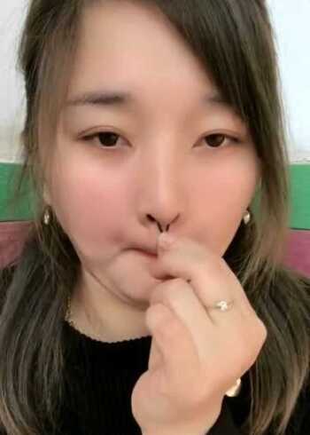 鼻环的最新戴法,美女回老家这样戴,差点被爸妈打坏!