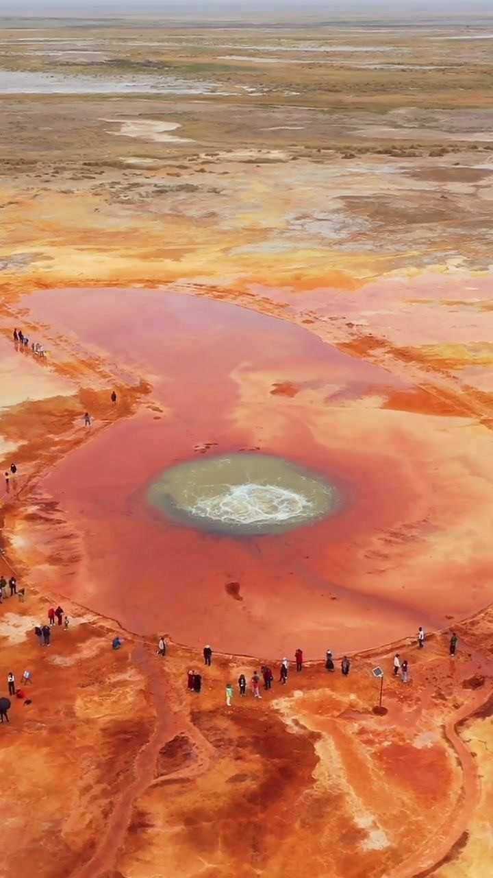 传说:昆仑山恶魔之眼艾肯泉,喷涌千年,终年不冻,鸟兽不进,流经之地寸