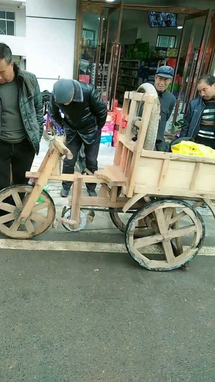老人自制木头三轮车真厉害