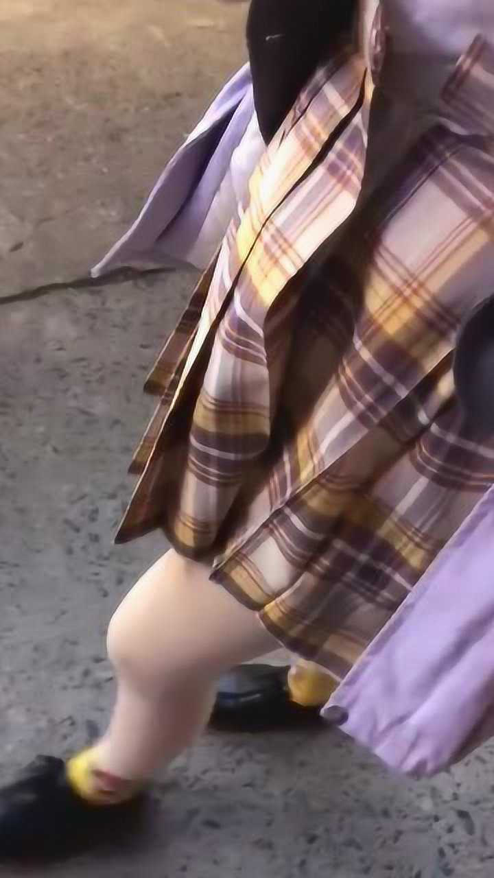 jk制服少女吃饱以后扣子都绷不住了肚子像怀了3个月一样