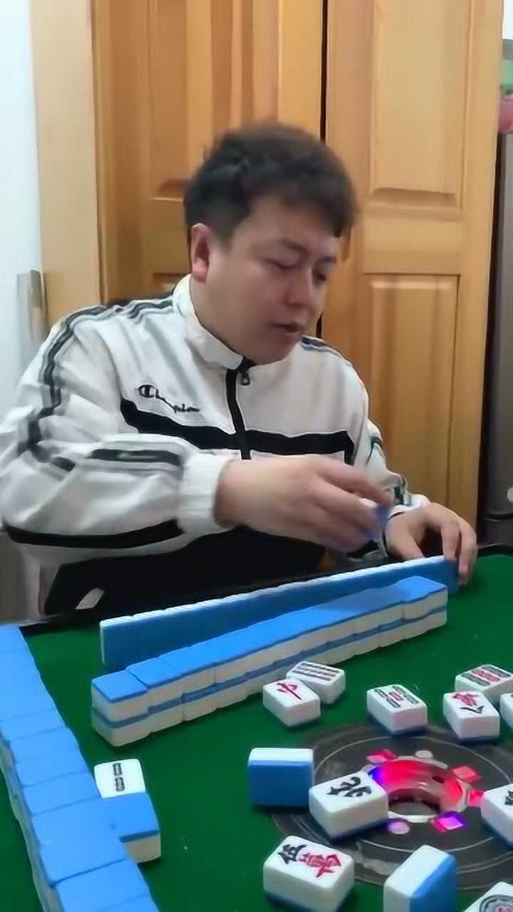 精神小伙打麻将说好的七巧对幺鸡居然是活的