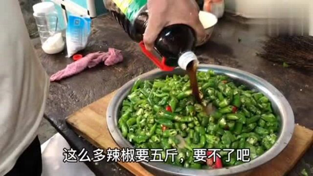 河南南阳:农村大哥开饭店腌辣椒,一次整一大盆子,看着就过瘾