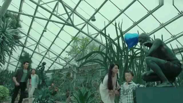 植物园的铜像,眼睛突然流血,竟是真人制作