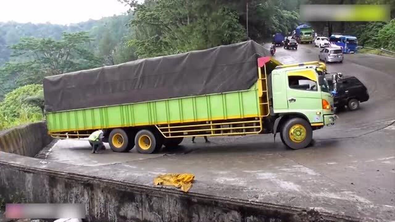 長型卡車來爬坡,這彎道斜坡還真難爬上去_騰訊視頻