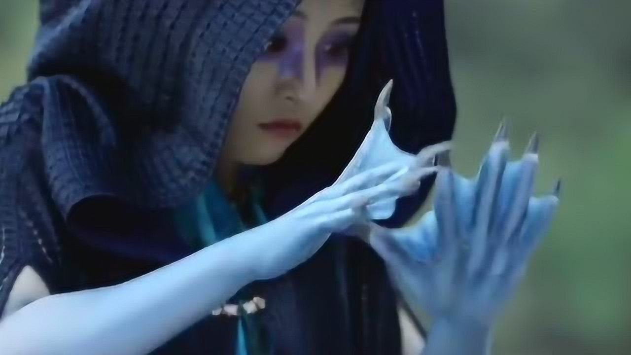 美女被蝙蝠咬伤竟变异成蝙蝠妖看到自己模样那一刻瞬间崩溃