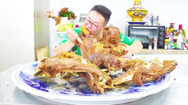 鸵鸟肉:两百斤的鸵鸟,有什么样的口感味道?如何烹饪鸵鸟肉?