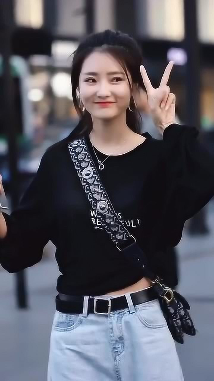 晨妍你猜我嘴里有没有塞糖街拍美女黄锦鸿m