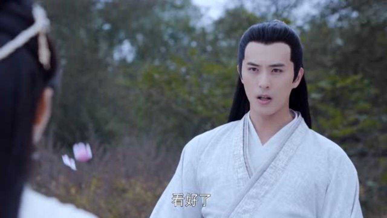 且听凤鸣凤舞这不是在做梦吧君临渊亲自教你练剑你还不瞪大眼睛看着