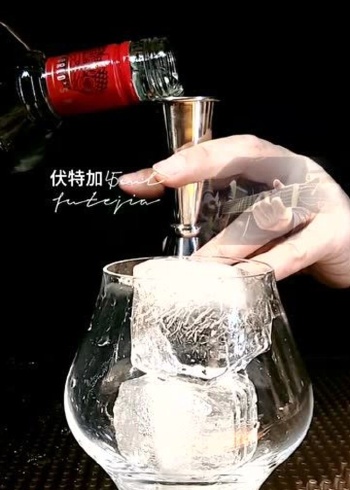 教母是教父鸡尾酒的伏特加柔和化,女神酒!