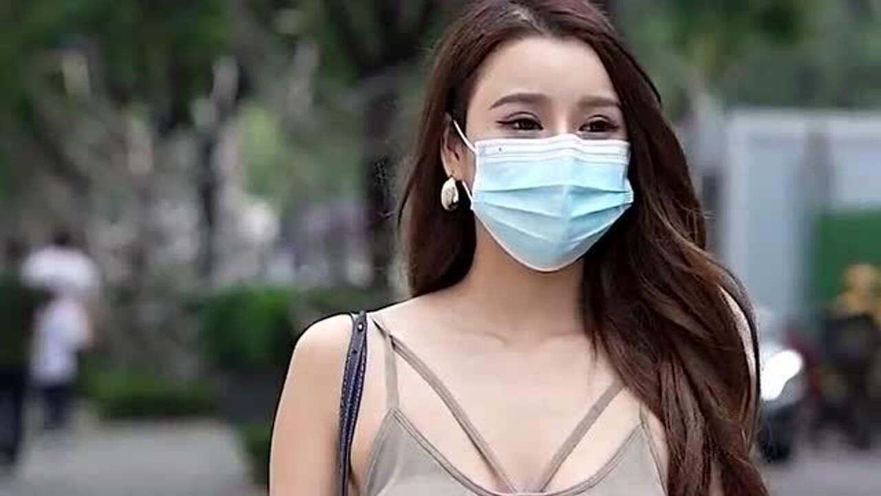街拍四位戴口罩气质穿搭美女长得好看真的有好心人照顾