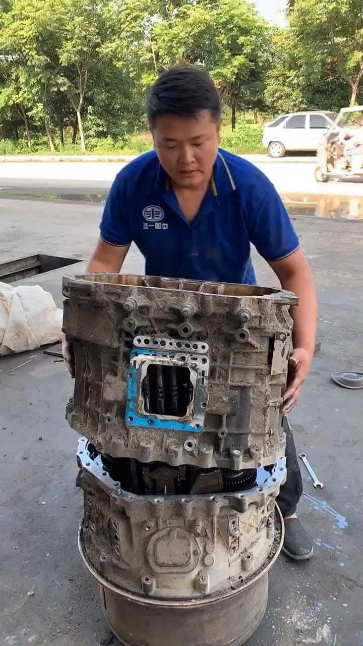 大货车的变速箱坏了,需要全部拆开维修